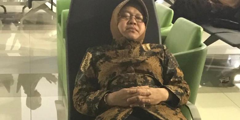 Wali Kota Tri Rismaharini tengah tidur di ruang tunggu penumpang Terminal 3 Bandara Soekarno-Hatta, Kamis (2/2/2017).