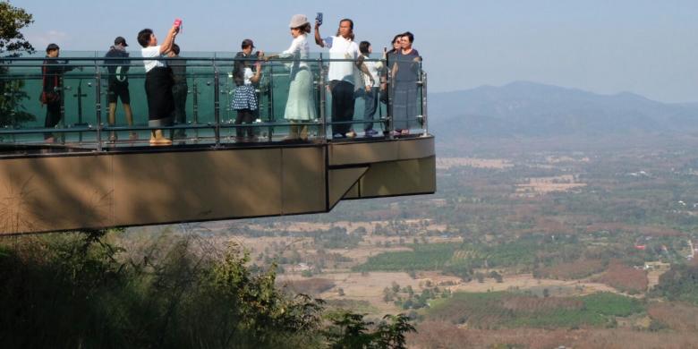 KOMPAS.COM/SILVITA AGMASARI Skywalk sendiri adalah sebuah bangunan jembatan yang terbuat dari lantai kaca tembus pandang yang menjorok ke bagian luar.