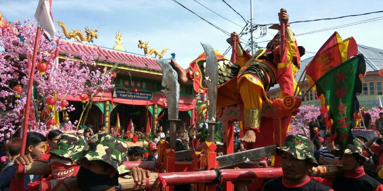 Atraksi Tatung berkeliling dalam ritual bersih kota sebagai rangkaian Festival Cap Go Meh 2568 di Kota Singkawang, Kalimantan Barat, Jumat (10/2/2017).