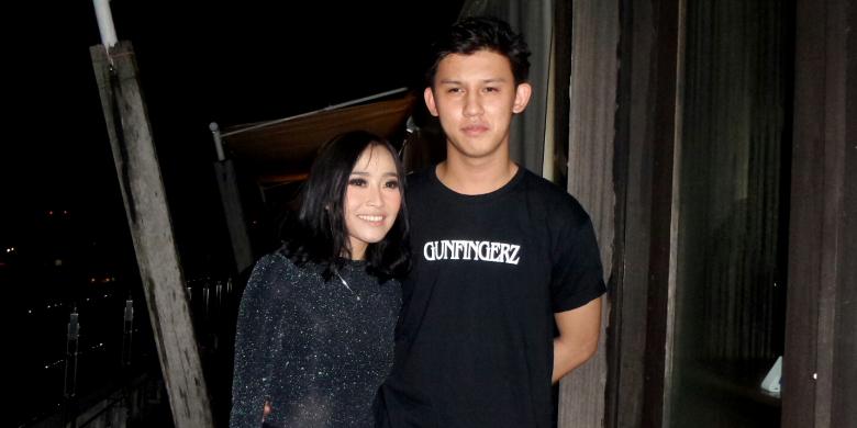 Vokalis Rinni Wulandari dan sang kekasih Jevin Julian saat diabadikan di Papilion Kemang, Jakarta Selatan, Sabtu (11/2/2017).