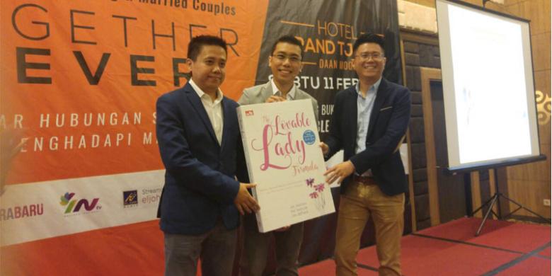Kiri-kanan: Jet Veetlev, Lex DePraxis, dan Kei Savourie meluncurkan buku The Lovable Lady Formula.