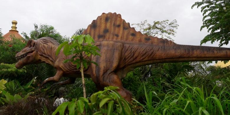 Salah satu replika dinosaurus di Taman Legenda.