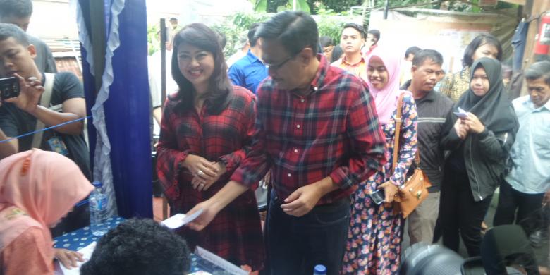 Djarot Saiful Hidayat bersama istrinya, Happy Farida