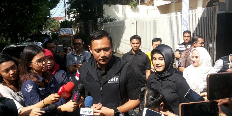 Annisa Pohan (kiri) yang tampak mengenakan jilbab saat mendampingi suaminya, calon gubernur DKI Jakarta nomor pemilihan satu Agus Harimurti Yudhoyono memberikan hak pilihnya di TPS 6 RT 3/RW 3, Jalan Cibeber I, Kelurahan Rawa Barat, Kebayoran Baru, Jakarta Selatan, Rabu (15/2/2017). (Alsadad Rudi)