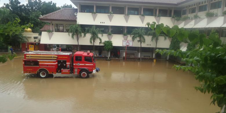 SMA 8 Jakarta tergenang air setinggi 1,5 meter. Kawasan sekolah mulai tergenang sejak pukul 05.00 WIB, Kamis (16/2/2017)