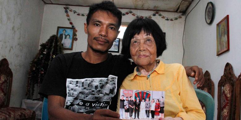 Sofian pemuda berusia 28 tahun memperlihatkan foto pemberkatan nikahnya dengan Martha, nenek yang berusia 82 tahun di Minahasa Selatan, Sulawesi Utara.Kompas.com/Ronny Adolof Buol