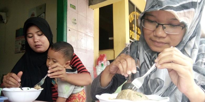 Dua peziarah menikmati bakso kerbau beranak di depan makam Sunan Kalijaga di Kelurahan Kadilangu,  Kabupaten Demak, Jateng, Sabtu (25/2/2017).