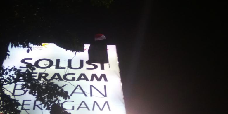 Agustinus Woro (48) pria asal Flores, Nusa Tenggara Timur, kembali memanjat baliho, Selasa (28/2/2017), di simpang Bundaran Slipi, Jakarta Pusat.