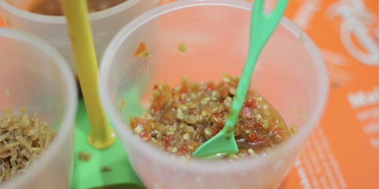 Sambal gledek yang boleh tambah sepuasnya di rumah makan Bu Uju.