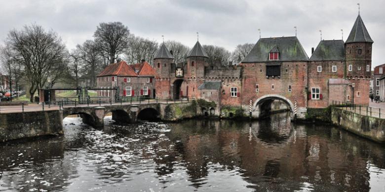 RYA DARU PANGAYUNAN Koppelpoort di kota tua Amersfoort, Belanda.