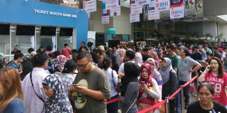 Antrean masuk pengunjung di hari kedua Garuda Indonesia Travel Fair (GATF) Phase 1, JCC Senayan, Jakarta, Sabtu (11/3/2017).