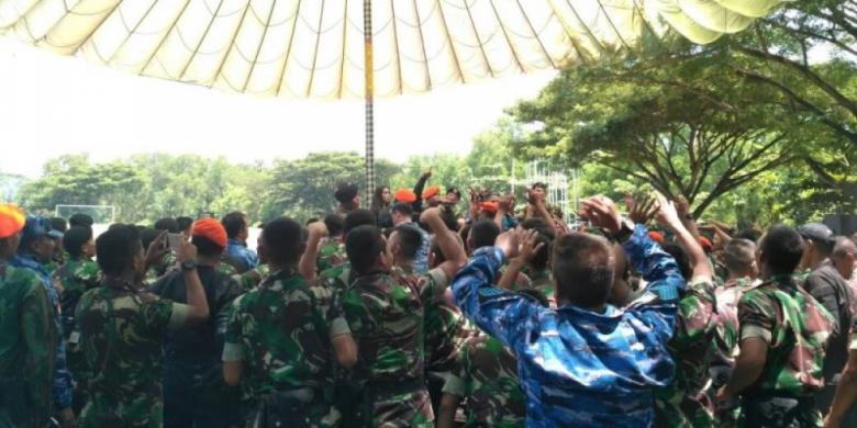 KOMPAS.com/Robinson GamarPasukan pengamanan selama Raja Arab Saudi Salman bin Abdulaziz Al Saud berlibur di Bali melepas penat di Lapangan Lagoon, Nusa Dua, Bali, setelah Raja Salman dan rombongan meninggalkan Bali, Minggu (12/3/2017).
