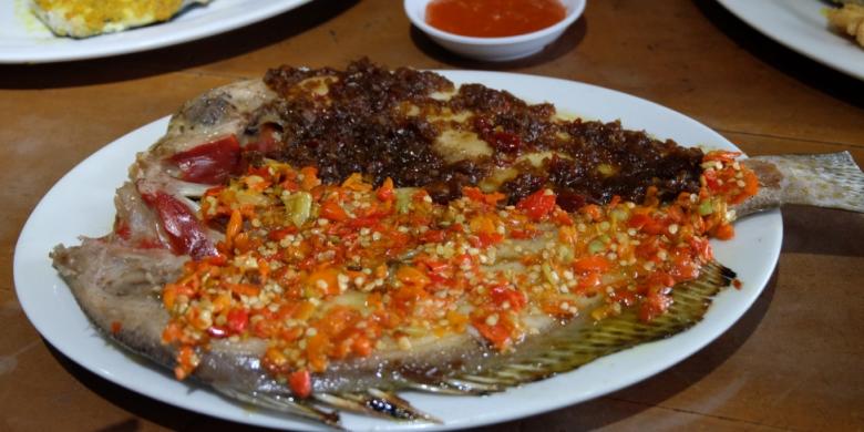 Ikan bakar rica manado dan parape di restoran Samudera Rasa.