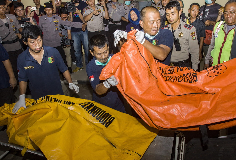 Petugas forensik RS Polri Kramatjati menurunkan jenazah korban kebakaran pabrik kembang api di Instalasi Kedokteran Forensik RS Polri Kramatjati, Jakarta, Kamis (26/10/2017). Petugas medis akan melakukan otopsi terhadap 47 jenazah korban kebakaran di pabrik petasan PT Panca Buana Cahaya Sukses untuk melengkapi proses identifikasi oleh kepolisian. 
