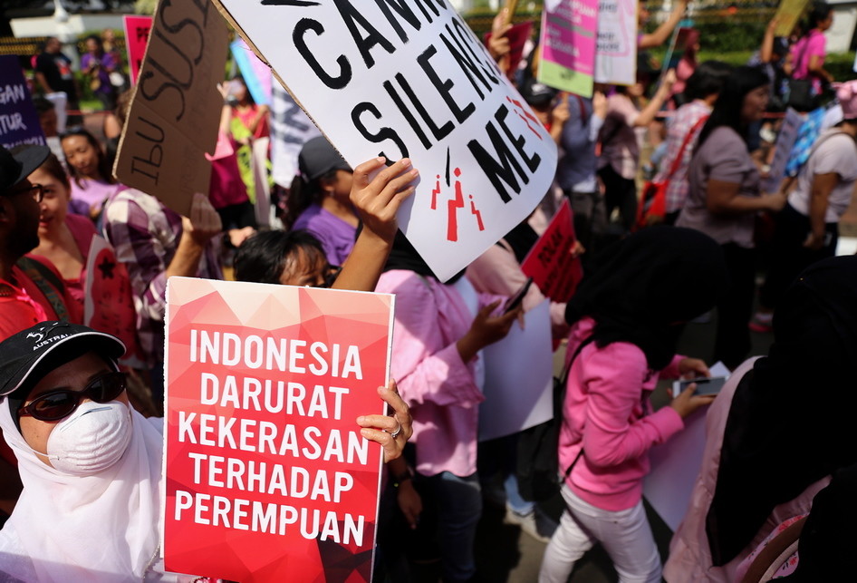 Sejumlah aktivis aliansi yang tergabung dalam Women's March Jakarta melakukan aksi di Taman Aspirasi Monas, Jakarta Pusat, Sabtu (4/3/2017). Aksi Women's March ini menyuarakan delapan butir tuntutan kepada pemerintah, beberapa di antaranya adalah menuntut Indonesia kembali ke toleransi dan keberagaman serta menuntut pemerintah dan masyarakat agar melindungi lingkungan hidup dan pekerja perempuan.