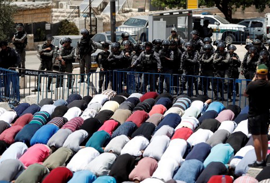 Polisi Israel berjaga di pintu masuk kompleks Masjid Al Aqsa