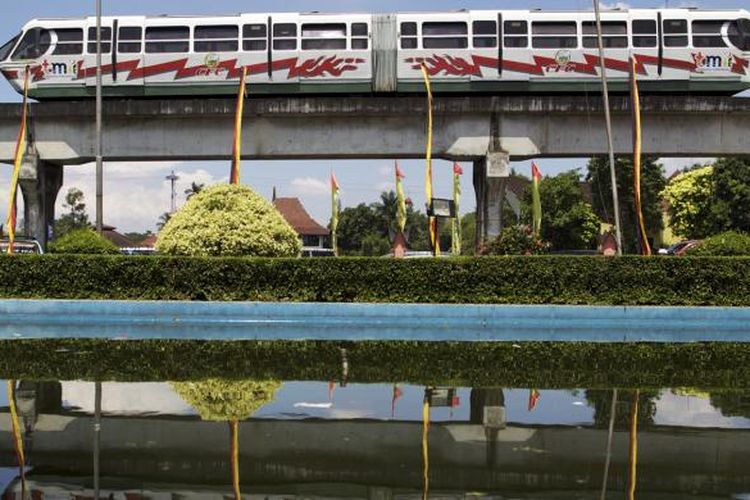 Wisatawan naik kereta mengelilingi Taman Mini Indonesia Indah di Jakarta Timur, Sabtu (20/4/2013). TMII merayakan hari ulang tahun yang ke-38 pada 20 April 2013. Rangkaian acara berlangsung selama bulan April mengambil tema Museum Terbesar, Inspirasi Peradaban Bangsa. Pemerintah menetapkan TMII sebagai Lembaga Pelestarian Budaya sejak tahun 2011.