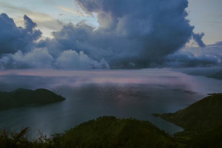 Pemandangan Danau Toba di Kecamatan Merek, Kabupaten Karo, Sumatera Utara, Minggu (19/4/2015). Danau Toba merupakan danau terbesar di Indonesia yang tercipta dari hasil letusan gunung berapi raksasa (supervolcano) pada 75.000 tahun silam.