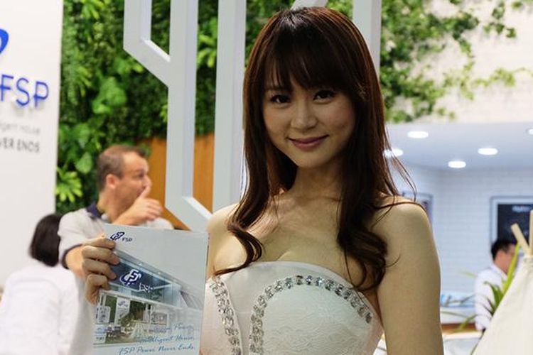 Seorang sales promotion girl sebuah perusahaan energi di ajang Computex 2015