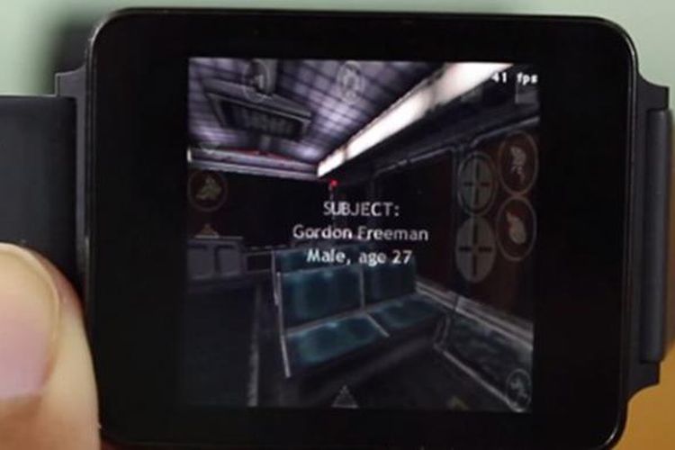 Arloji pintar LG G Watch menjalankan game PC Half-Life dalam video Dave Bennett yang diunggah di YouTube