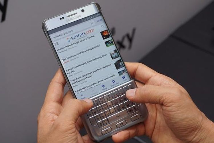 Samsung memamerkan keyboard cover untuk Galaxy Note 5 dan Galaxy S6 Edge Plus. 