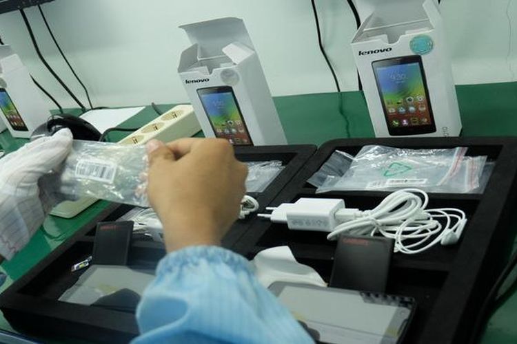 Kemasan kemudian diperiksa di bagian Quality Control, petugas berperan layaknya pengguna pertama memeriksa kelengkapan dan menguji fungsi-fungsi smartphone sebelum akhirnya dikemas kembali.