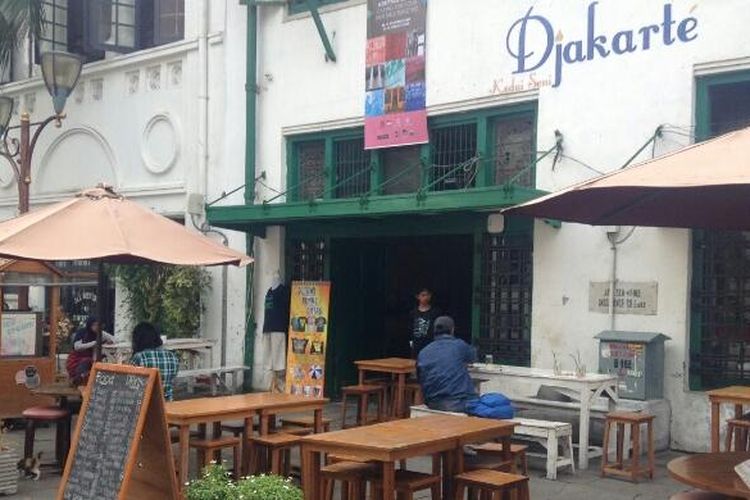 Konservasi Kafe Djakarta dan Kafe Historia di kawasan Kota Tua, Jakarta. Gambar diambil Jumat (13/11/2015).