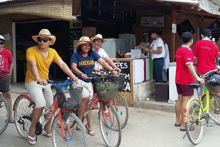 Wisatawan Berkeliling Pulau Gili Trawangan dengan Bersepeda. 