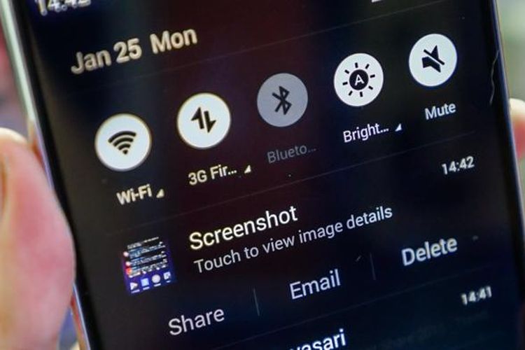 Notifikasi pengambilan screenshot akan ditampilkan di layar notification seperti biasa