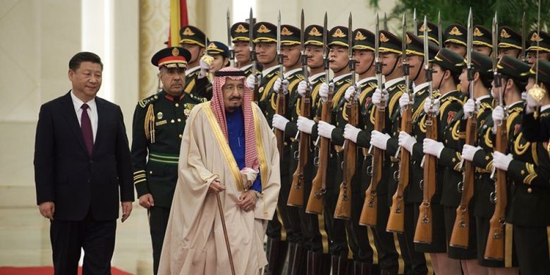 Presiden China Xi Jinping dan Raja Arab Saudi Salman bin Abdulaziz al-Saud meninjau pasukan kehormatan di Balai Besar Rakyat di Beijing, Kamis (16/3/2017).