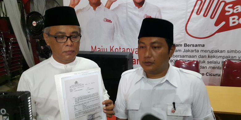 Tim pemenangan Anies Baswedan-Sandiaga Uno yakni Arifin Jauhari dan Yupen Hadi menunjukkan surat panggilan pemeriksaan terhadap Sandi terkait dugaan penggelapan uang dalam penjualan tanah di Tangerang, di Posko Pemenangan Tim Anies-Sandi, Jalan Cicurug, Menteng, Jakarta Pusat, Senin (20/3/2017) malam.