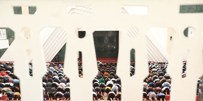 Sejumlah umat muslim terlihat sedang beribadah di Masjid Kyai Haji Hasyim Asyari Daan Mogot, Jakarta Barat, Sabtu (15/4/2017). Masjid ini diresmikan oleh Presiden RI Joko Widodo atau Jokowi.