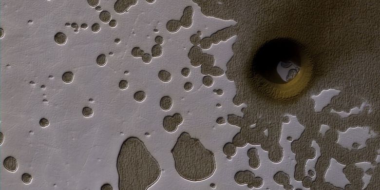 Lubang misterius di planet Mars yang tertangkap oleh kamera MRO.