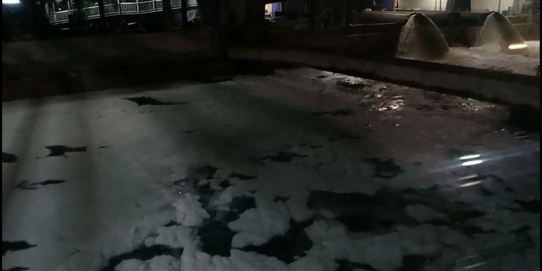 Kali Grogol, Jakarta Barat dipenuhi busa putih berbau anyir, Senin (5/6/2017) malam.