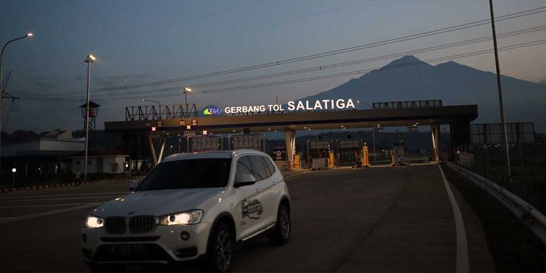 BMW X3 di Gerbang Tol Salatiga.