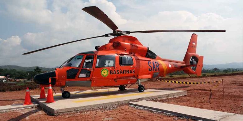 Helikopter Dauphin milik Basarnas Jawa Tengah siaga di pintu keluar Gringsing.