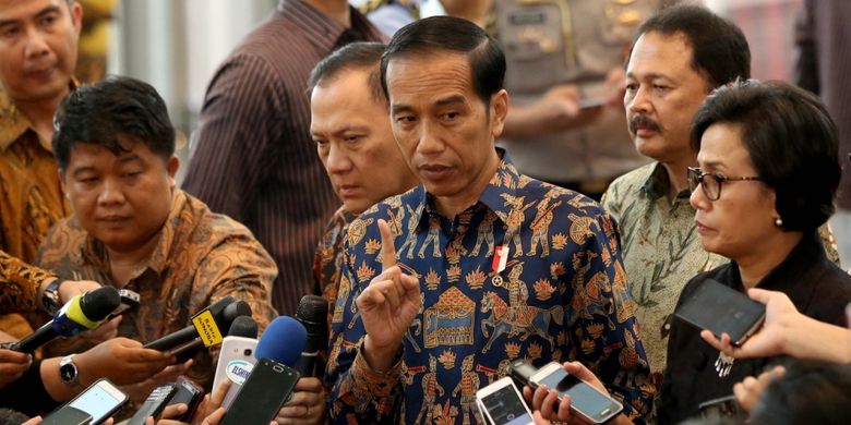 Presiden Joko Widodo memberikan keterangan pers di Bursa Efek Indonesia (BEI), Jakarta, Selasa (4/7/2017). Kedatangan Presiden Joko Widodo dalam rangka kunjungan kerja dan dialog ekonomi dengan para pelaku pasar modal.