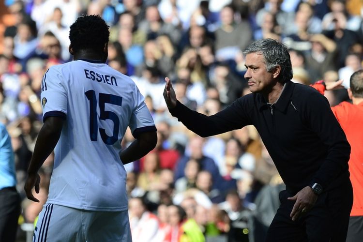 Michael Essien berbicara dengan Jose Mourinho saat Real Madrid melawan Barcelona pada partai lanjutan La Liga Spanyol di Stadion Santiago Gernabeu, 2 Maret 2013.