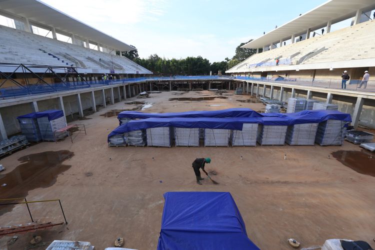 Pekerja menyelesaikan proyek renovasi di Kolam Renang Gelora Bung Karno (GBK) Jakarta, Jumat (24/3/2017). Kawasan Gelora Bung Karno (GBK) yang akan menjadi venue penyelenggaraan Asian Games XVIII 2018 mendatang bakal direnovasi dengan standar internasional untuk pertandingan olahraga dan ditargetkan selesai pada November 2017.