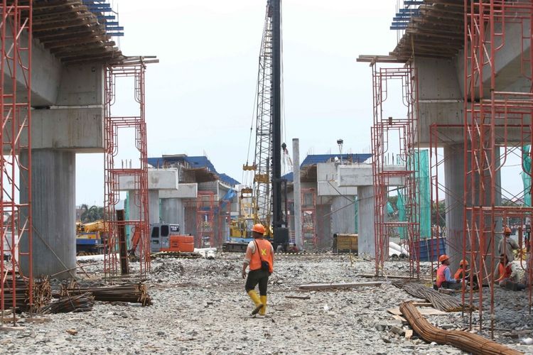 Aktivitas pekerja di Proyek Sky Train Bandara Soekarno-Hatta, Tangerang, Rabu (12/4/2017). Proyek ini sudah rampung sekitar 60 persen dan diperkirakan akan mulai beroperasi pada bula Juni tahun 2017.