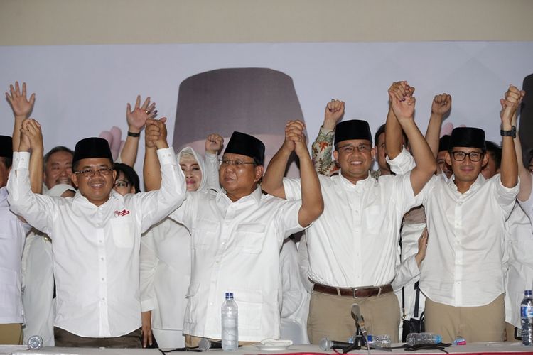 Presiden PKS Sohibul Iman (kiri), Ketua Umum Gerindra Prabowo Subianto (dua kiri), calon gubernur DKI nomor urut 3, Anies Baswedan (dua kanan) dan pasangannya, Sandiaga Uno, di Kantor DPP Partai Gerindra, Jakarta Selatan, Rabu (19/4/2017). Quick count lembaga survei untuk putaran kedua Pilkada DKI Jakarta mengunggulkan pasangan ini atas Basuki Tjahaja Purnama-Djarot Saiful Hidayat. Kompas.com