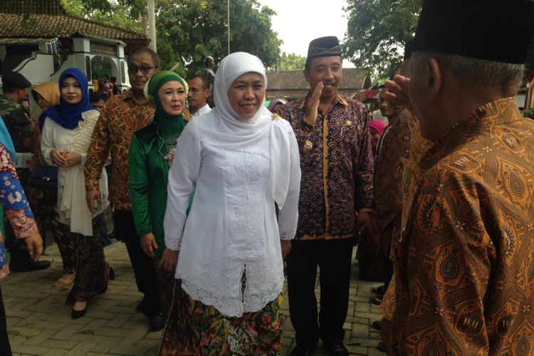 
Menteri Sosial Khofifah Indar Parawansa saat berziarah di makam RA Kartini di Rembang, Jumat (21/4/2017)