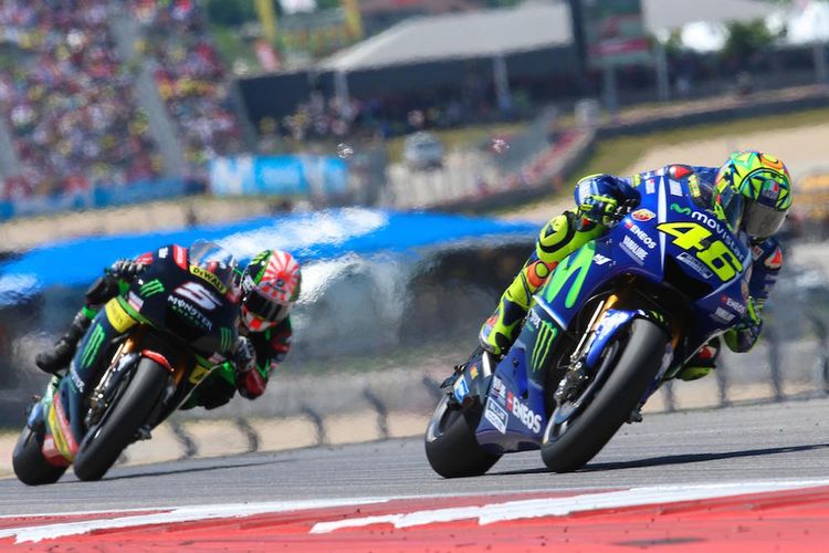 Pebalap Movistar Yamaha MotoGP asal Italia, Valentino Rossi (depan), memacu motornya di depan pebalap Monster Yamaha Tech3 asal Perancis, Johann Zarco, pada balapan GP Americas di Circuit of The Americas (COTA), Austin, Minggu (23/4/2017).