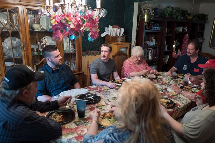 Mark Zuckerberg saat blusukan ke Ohio, makan malam dengan sebuah keluarga di kota Newton Falls.