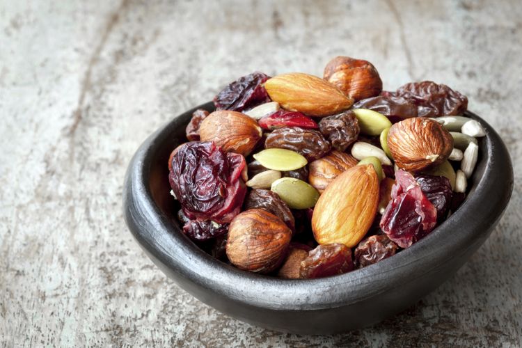 


Trail mix yang sehat adalah yang dibuat sendiri dari bahan-bahan segar