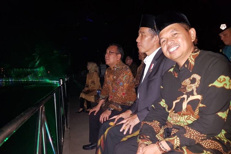 Presiden RI Joko Widodo didampingi Dedi Mulyadi saat melihat pertunjukkan Air Mancur Sri Baduga, Purwakarta.  