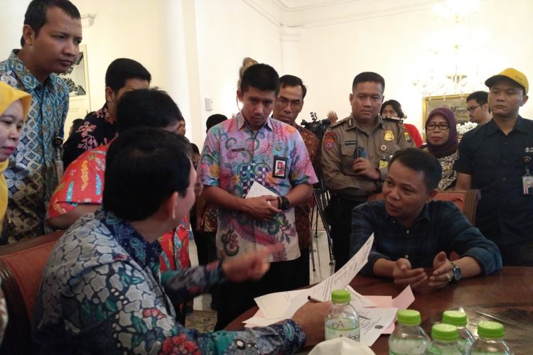 Gubernur DKI Jakarta Basuki Tjahaja Purnama melayani warga di Balai Kota DKI Jakarta, Jalan Medan Merdeka Selatan, Jumat (5/5/2017). 