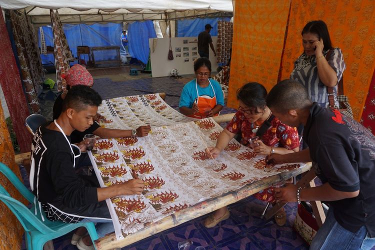 


Pengunjung Festival Kuliner dan HUT ke-14 Raja Ampat saat mencoba membuat batik khas Raja Ampat.