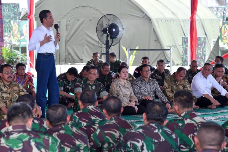 Presiden Joko Widodo saat memberikan pengarahan kepada 1.500 prajurit TNI di Natuna, Kepulauan Riau, Jumat (19/5/2017).