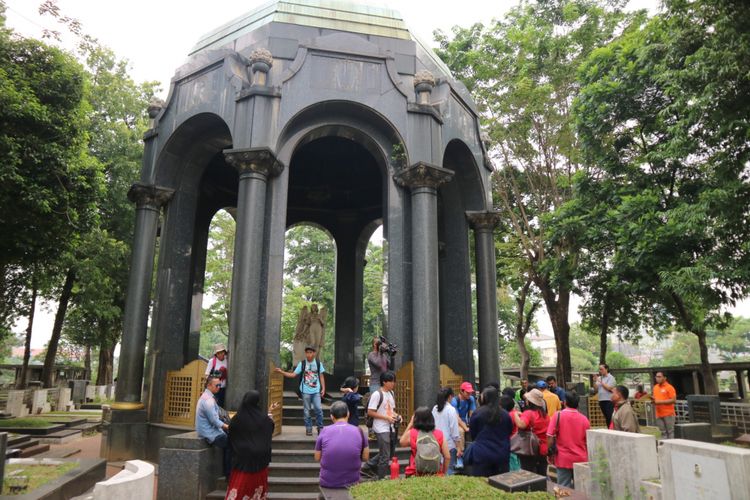 
Mausoleum atau bangunan pelindung makam O.G.Khouw di Taman Pemakaman Umum Petamburan, Jakarta Pusat.